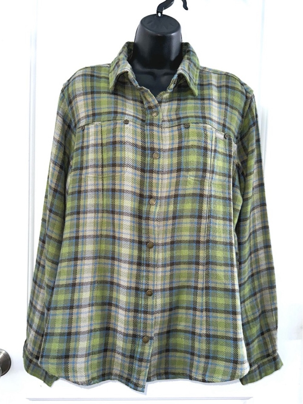 Woolrich Women’s Plaid Snap button shirt in Green, size Large